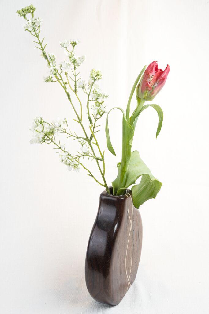 Handgefertigte Holzvase „Cross cut“ aus dunklem Indian Laurel mit hellen Ahorn-Intarsien und integriertem Glasröhrchen