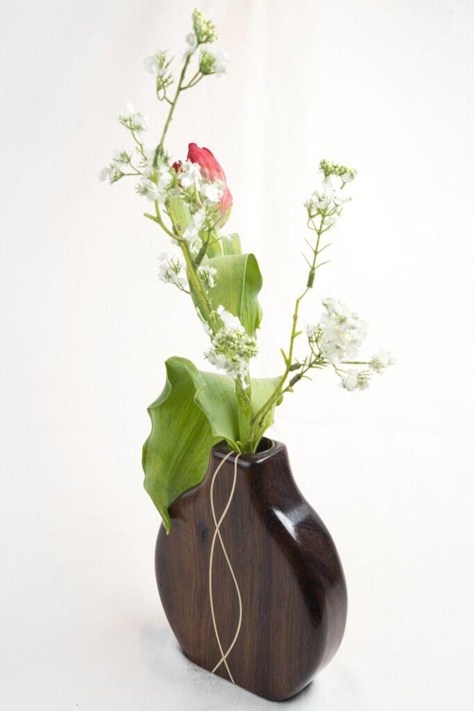 Handgefertigte Holzvase „Cross cut“ aus dunklem Indian Laurel mit hellen Ahorn-Intarsien und integriertem Glasröhrchen