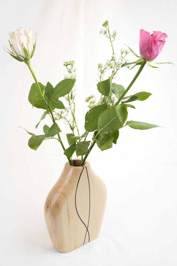 Handgefertigte Ahornholz Vase „Cross cut“ mit dunklen Indian-Laurel-Intarsien und integriertem Glasröhrchen