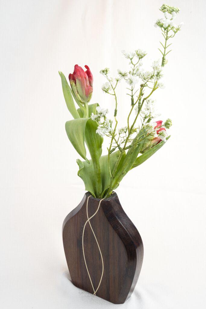 Handgefertigte Holzvase „Cross cut“ aus dunklem Indian Laurel mit hellen Ahorn-Intarsien und integriertem Glasröhrchen