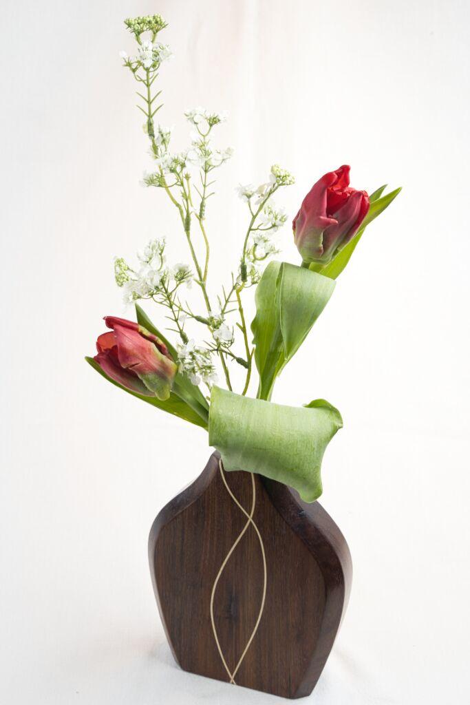 Handgefertigte Holzvase „Cross cut“ aus dunklem Indian Laurel mit hellen Ahorn-Intarsien und integriertem Glasröhrchen