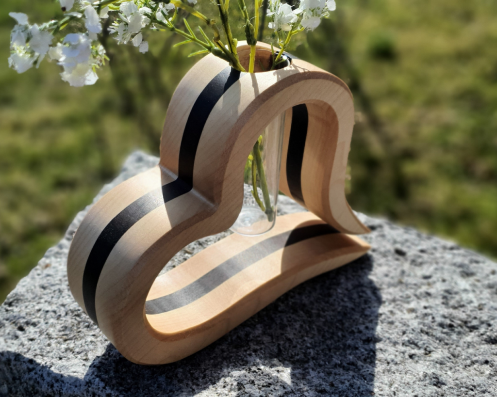 Vase in Herzform gefaste Kanten