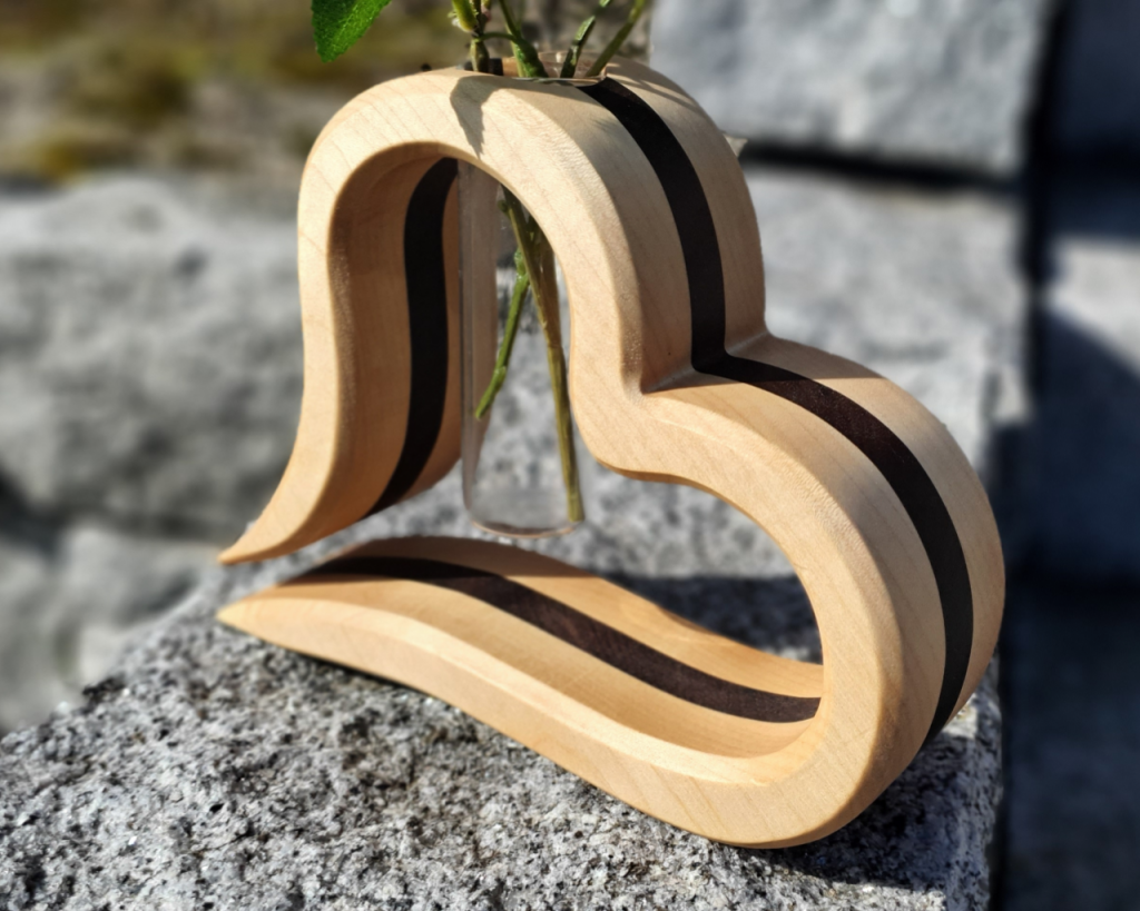 Vase in Herzform gefaste Kanten