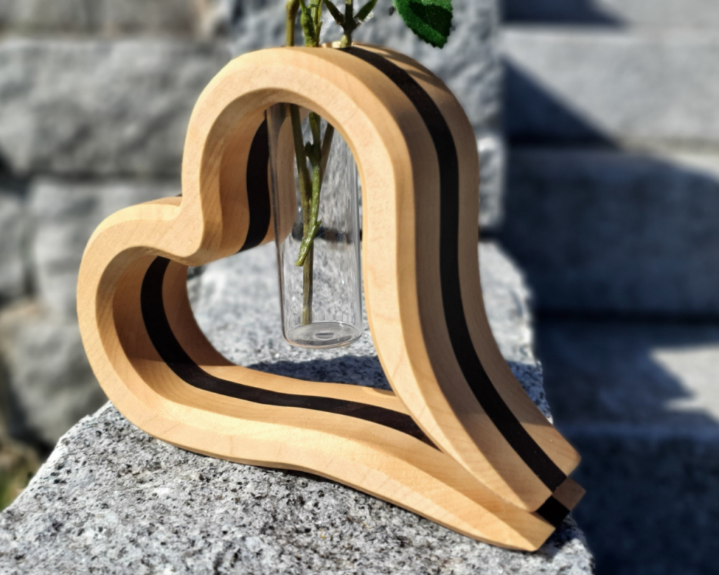 Vase in Herzform gefaste Kanten