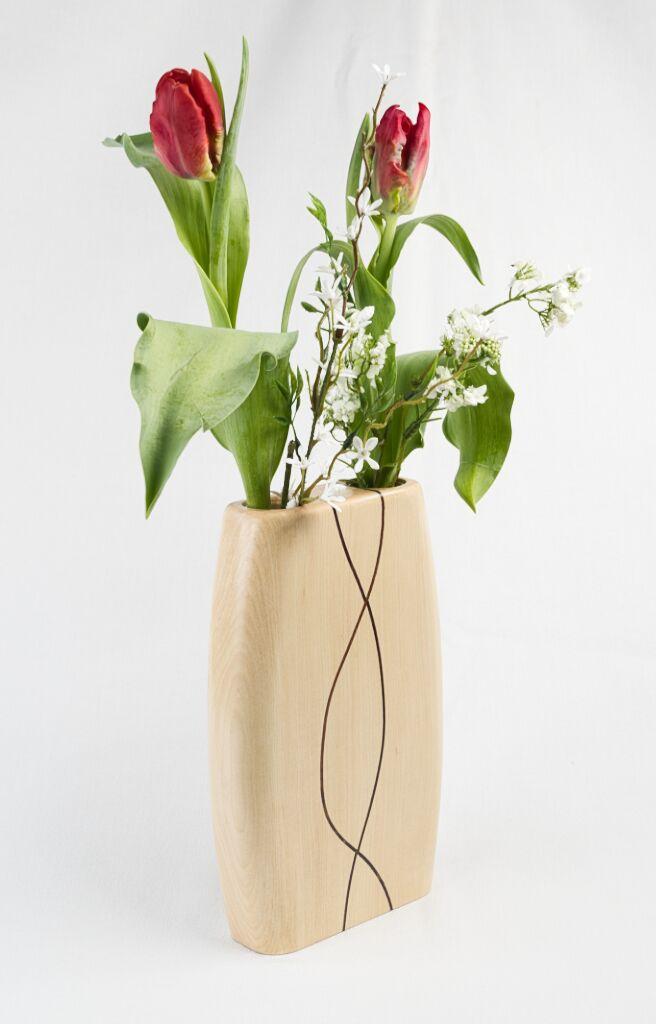 Moderne Designvase aus hellem Ahornholz mit dunklen Indian-Laurel-Holzintarsien, handgefertigtes Unikat