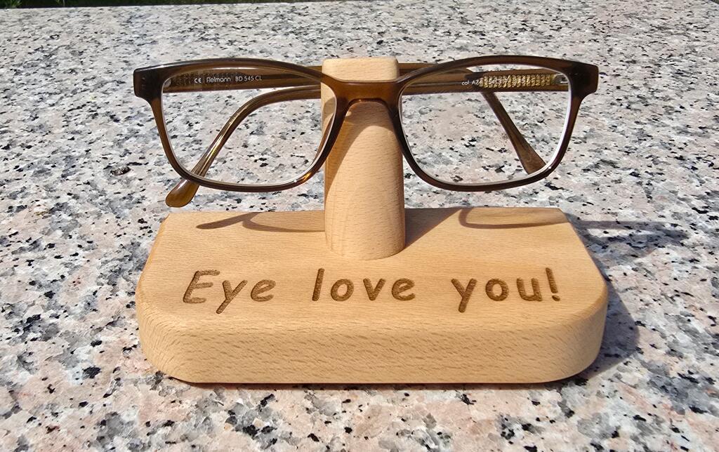 Brillenhalter aus Buchenholz mit Eye love you Schriftzug