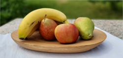 Handgefertigte Eichenholz-Schale von mARTinWood mit frischem Obst