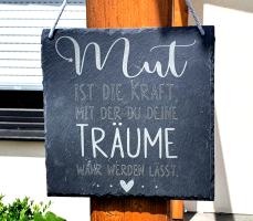 Handgefertigte Schiefertafel von mARTinWood mit inspirierendem Spruch über Mut und Träume