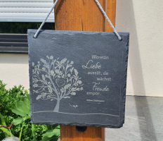 Handgefertigte Schiefertafel von mARTinWood mit inspirierendem Spruch über Liebe und Freude