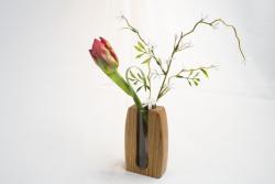 „Moderne Stabvase aus massivem Eichenholz von m-art-in-wood, fein geschliffen und geölt, mit Blumendekoration.“