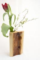 Handgefertigte Vase aus hellem Ahornholz mit einer unter Epoxidharz konservierten Baumrinde und einer weißen Rose