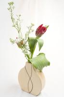 Handgefertigte Ahornholz Vase „Cross cut“ mit dunklen Indian-Laurel-Intarsien und integriertem Glasröhrchen