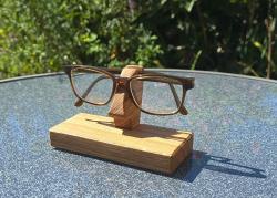 Brillenparkplatz Snub Nose aus Eiche – handgefertigter Brillenhalter aus Holz